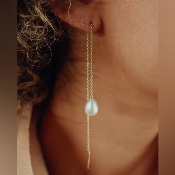 Pearl and gold 5 inch threader earrings, new in package - Picture 3 of 7